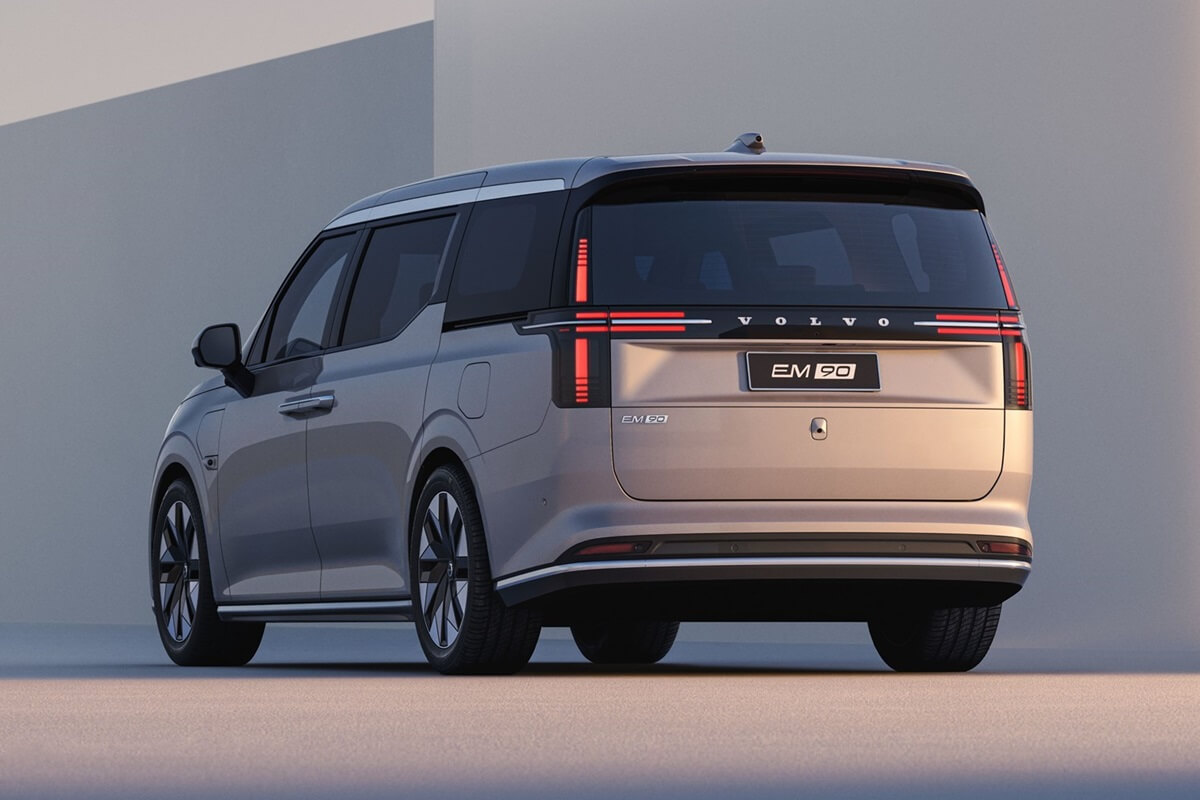Volvo EM90 2026