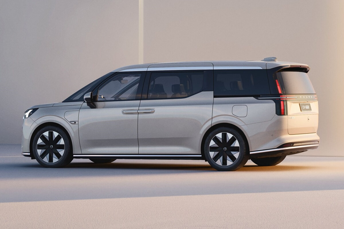 Volvo EM90 2026